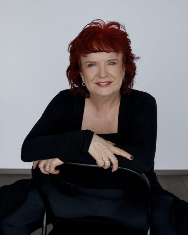 Dr. Melita Moretti je raziskovalka in avtorica, ki v svojem delu povezuje analitično mišljenje in literarno ustvarjanje. Njeno znanstveno delo obsega objave v domačih in mednarodnih revijah ter sodelovanje pri raziskovalnih projektih, poezijo pa razume kot prostor, kjer se misel upočasni in dobi drugačno obliko. V pesmih raziskuje odnose, bližino, notranjo moč in trenutke, ki ostanejo. Njeno pisanje zaznamujeta občutek za besedo in tišino, v kateri besede dobijo svoj pravi pomen. Pesniška zbirka Misli, ki ostanejo (Hirondelle 2026) je njena prva pesniška zbirka.