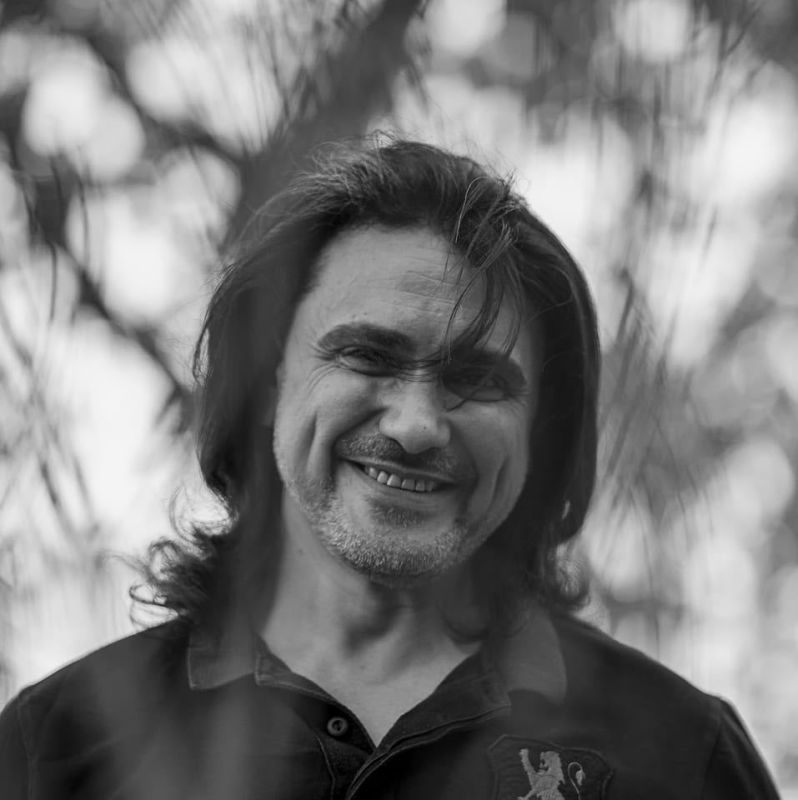Mahmoud Al-Ghitani je ugleden egiptovski pisatelj, novinar in filmski kritik, čigar delo se že več kot dve desetletji razvija na presečišču literature, filma in kulturne kritike. Diplomiral je iz arabskega jezika in islamskih ved na Fakulteti Dar al-Ulum Univerze v Kairu ter se uveljavil kot izrazit in prepoznaven glas sodobnega arabskega kulturnega prostora. Je ustanovitelj, lastnik in glavni urednik mesečne kritiške revije Naqd 21 ter izvršni urednik revije Caffeine. V svoji novinarski karieri je vodil kulturne redakcije pomembnih egiptovskih medijev ter sodeloval s številnimi časopisi in revijami po arabskem svetu. Al-Ghitani je posebej cenjen kot filmski kritik. Večkrat je sodeloval v komisijah za izbor filmov na Mednarodnem filmskem festivalu v Kairu ter na Mednarodnem festivalu dokumentarnega in kratkega igranega filma v Ismailii. Je član Mednarodne federacije filmskih kritikov FIPRESCI, Zveze egiptovskih pisateljev in PEN International. Kot pisatelj, kritik in gost redno sodeluje na knjižnih sejmih, literarnih srečanjih in filmskih festivalih v arabskem svetu in Evropi. Njegov obsežni opus vključuje romane, kratko prozo, literarno kritiko, kulturne intervjuje ter vrsto monografij o najpomembnejših avtorjih svetovne kinematografije. Med njegovimi literarnimi deli izstopajo romani Bitje samote in Vizualni kadri ter zbirki kratkih zgodb Trenutki, primerni za ubijanje in Nepripadnik. V svojih filmskokritiških knjigah se je posvetil ustvarjalcem, kot so Wong Kar-wai, Lars von Trier, Béla Tarr, Andrej Tarkovski, Andrej Zvjagincev in Mohamed Khan, s čimer je oblikoval enega izrazitejših kritiških opusov o sodobnem avtorskem filmu v arabskem jeziku. Za roman Vizualni kadri je leta 2012 prejel nagrado Sawiris za ustvarjalnost, eno pomembnejših egiptovskih literarnih priznanj, in sicer drugo nagrado za najboljše romaneskno delo v kategoriji mladih pisateljev. Pred tem je prejel tudi priznanje za svoje delo na področju filmske kritike. Za Al-Ghitanijevo pisanje je značilna izrazita občutljivost za razmerje med podobo in besedo, med posameznikom in družbenimi strukturami ter med umetnostjo in politično stvarnostjo. Njegova literatura in kritiško delo se medsebojno dopolnjujeta: film bere kot prostor mišljenja, literaturo pa kot način razpiranja tistih plasti družbe in posameznika, ki pogosto ostajajo zunaj vidnega polja.